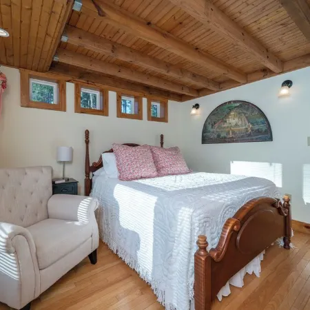 Huguenot Lake Front Cottage on Lake O' the Pines- 2 bedroom, 2 bath with a loft Отели в г. Апшур
