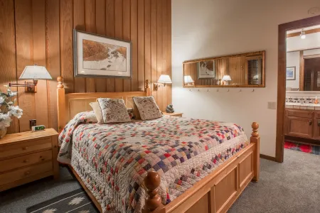 Cozy Cabin In the Pines-Enjoy With Your Friends and Family-Walk to Canyon Lodge
