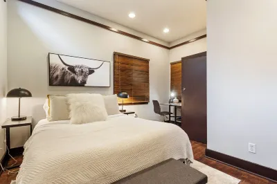 Cozy Capitol Hill Cottage Отели в г. 