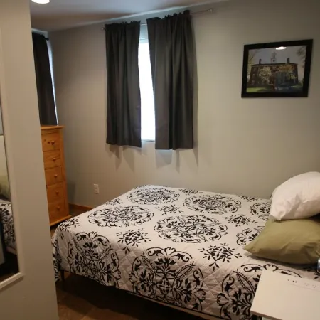 Athens City 2 bedroom, 1 bath, in town, walk to restaurants, FREE WiFi, Parking Отели в г. Атенс