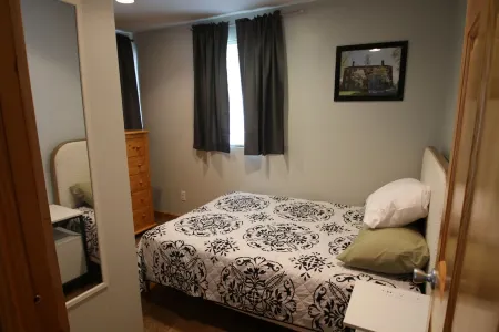 Athens City 2 bedroom, 1 bath, in town, walk to restaurants, FREE WiFi, Parking