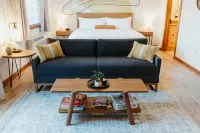 Modern Suites with Full Kitchen and Smart HDTV - Stylish Escape