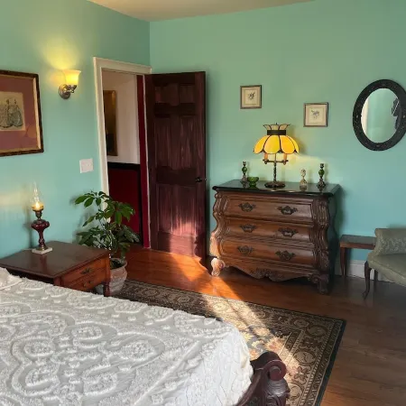 Grand Historic Downtown Suite