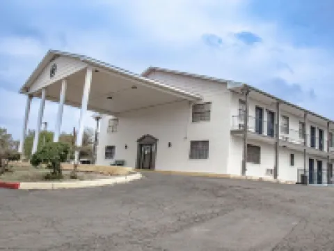 Salt Creek Lodge Hotels in Graham