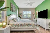 DIRECT WEEKI WACHEE RIVER FRONT! NEW CUSTOMHOME! WELCOME TO RIVER MARGARITAVILLE