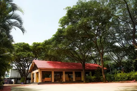 Anand Resort - A Luxury Private Pool Villa in Nashik Отели в г. Пимплед Нейсик