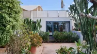 Big bungalow w/private pool, few min. from the sea, protected inner courtyard - Private Pools