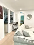 Lovely 1 bedroom condo, King bed, walking distance to the beach, family friendly