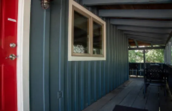 China Alley Cabin C: Cute & Cozy Cottage w/ Deck
