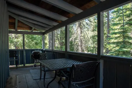 China Alley Cabin C: Cute & Cozy Cottage w/ Deck