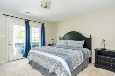 Cozy cabin w/ pool & hot tub! Close to Taylorsville Lake Marina & Bourbon Trails