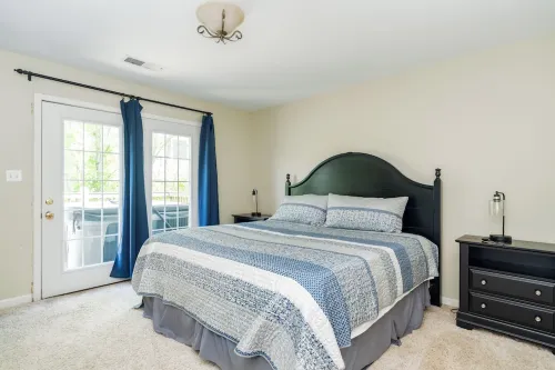 Cozy cabin w/ pool & hot tub! Close to Taylorsville Lake Marina & Bourbon Trails