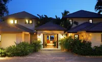 Oceanfront, On Golf Course, Next to Beach, heated pool & hot tub, fully staffed Hotel a 