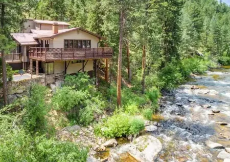 Winter Riverfront Cabin Near Estes Park – Cozy Fireplace, Mountain Views & Peace