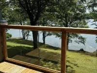Noah’s private three bedroom lakefront cottage. Hotele w: Clare