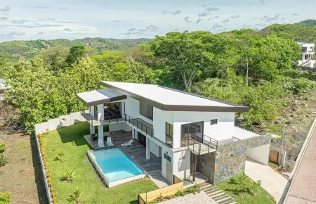 AG36 4-bdrm house w/ pool, central AC, & WiFi in the heart El Sunzal, Surfcity. Отели рядом с достопримечательностью «El Tunco»