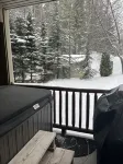 Fernie Ski-In Condo, 2 bed, 2 bath, with private hot tub and BBQ. Hotels near Fernie Alpine Resort
