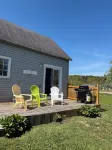 Cozy cottage by the Highlands Park w/bakery, beach + hiking trails close by!