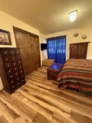 Angel Fire Mountain Retreat! Cozy 2 bedroom, 2 bath condo, sleeps 6 people.