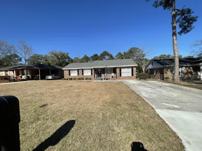 Cozy 4 bedroom House 2.5 bath Hotels near Charm's Personal Care Home