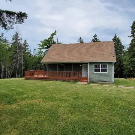 Naini's Rental, 4 bedrooms, located on Deer Island, N.B. 5 mins from the water.