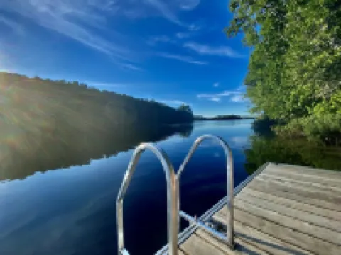 La Belle Bleue sur le Lac, 4 bedrooms, 2 bathrooms, Spa, indoor and outdoor fireplaces Hotels in Antoine-Labelle Regional County Municipality