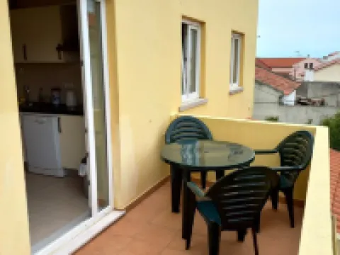Apartment fully equipped with big balcony and barbeque, up to 5 adults Hotels in Ferrel