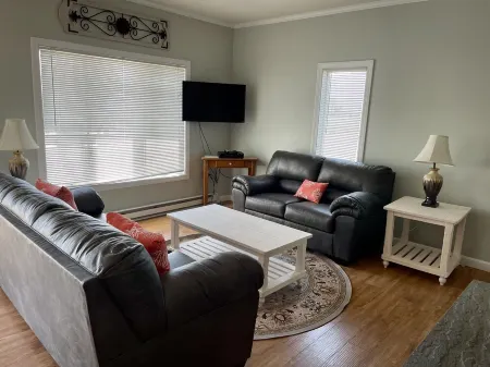 Beach House in Misquamicut! Отели рядом с достопримечательностью «Ocean House Beach»