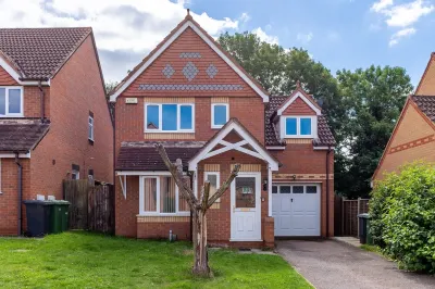 Peterborough Contractors,6Beds,2Baths,Free Parking6 Hotels near Christ Church in Orton Goldhay