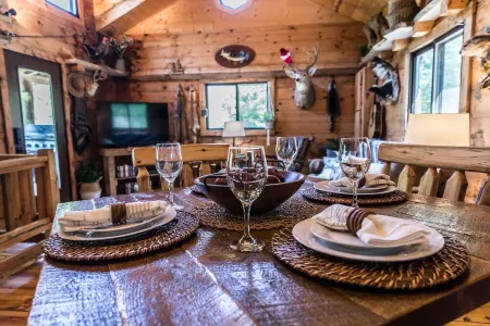 Cozy Log Cabin w/Hot Tub - King Bed - Private Acreage - Mississippi Getaway