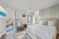 "Unrivaled Luxury at Premier Beachfront Getaway: Private Beach Access"