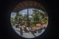 Jungle, waterfall, sea view, 5 minutes from beach, lap pool & gym. Bird watching 住宿飯店