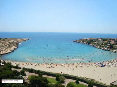 Pretty studio with terrace between sea and forest