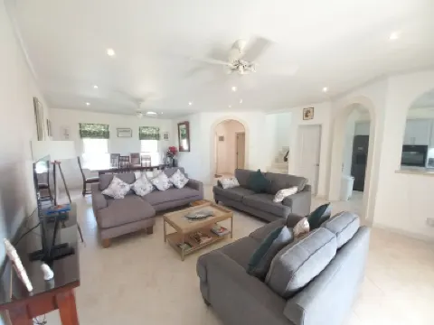 3BR Townhouse - with Pool and Partial Sea View from Main bedroom Hotel di 