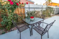 Clean & Stylish Home, Gated Parking, Yard, Fully Stocked, Monthly Discount, Pets โรงแรมใกล้Van Nuys Amtrak Metrolink