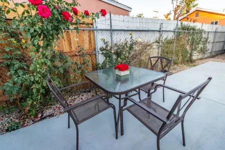 Clean & Stylish Home, Gated Parking, Yard, Fully Stocked, Monthly Discount, Pets Отели рядом с достопримечательностью «Valley Presbyterian Church»