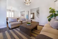 Prime PPB location, steps to all the restaurants, shops, 5 blocks to the beach!