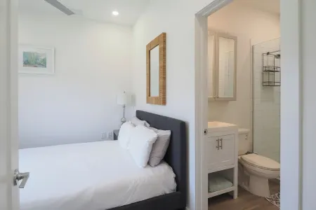 Modern 2 bed in West Bay with pool and gym Отели рядом с достопримечательностью «TURTLE LAGOON»