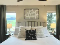 Designer Condo #5, Epic Views, Hot Tub, 75 55" TVs, Sonos, Free Winter Bus