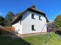 Individual and child-friendly thatched house with private garden, inc bed linen Hotels in Baabe
