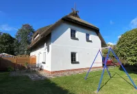 Individual and child-friendly thatched house with private garden, inc bed linen Hotels in Baabe