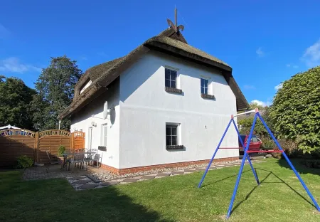 Individual and child-friendly thatched house with private garden, inc bed linen