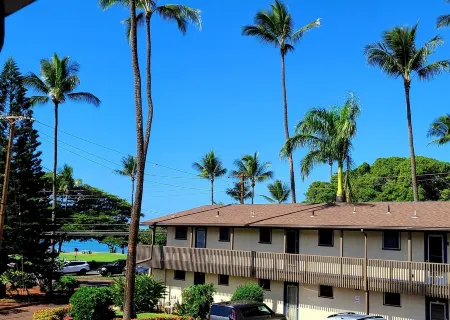 Beautiful Lahaina Side 2 BR Condo with Beach View B7