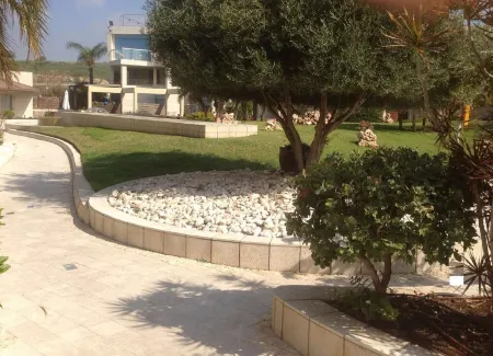 0cean front Herzelia condo next to beach and resturants Отели в г. Герцлия