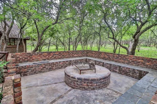 Luxury villa 12 mi from the Crocodile Bridge Gate of the Kruger National Park!