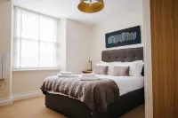 Kenegie Manor Court - Apartment with Heated Pool in Grade II listed Manor House