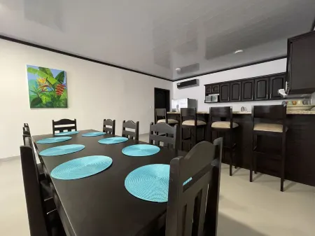 Beautiful New 4 Bedroom 4.5 Bath Condo w/ Garage Отели рядом с достопримечательностью «Monteverde Cloud Forest Biological Preserve»