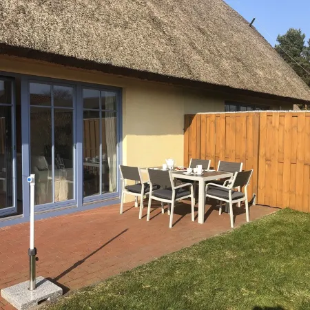 Beautiful thatched roof house with south-facing terrace, 2 shower rooms and 2 parking spaces