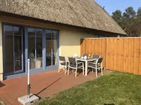 Beautiful thatched roof house with south-facing terrace, 2 shower rooms and 2 parking spaces Hotel a Prerow