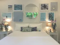 Bamboo House: Charming Private Tropical Oasis in the Heart of the Village. のホテル